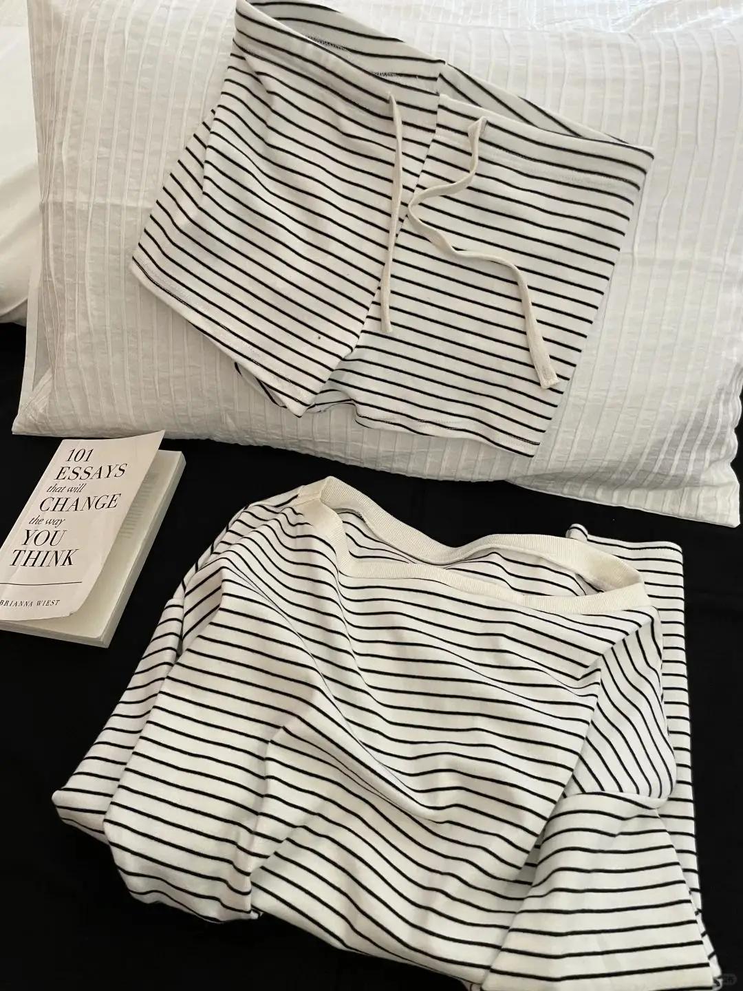 Pyjama à manches longues de style coréen, avec rayures noires et blanches et shorts à épaules dénudé