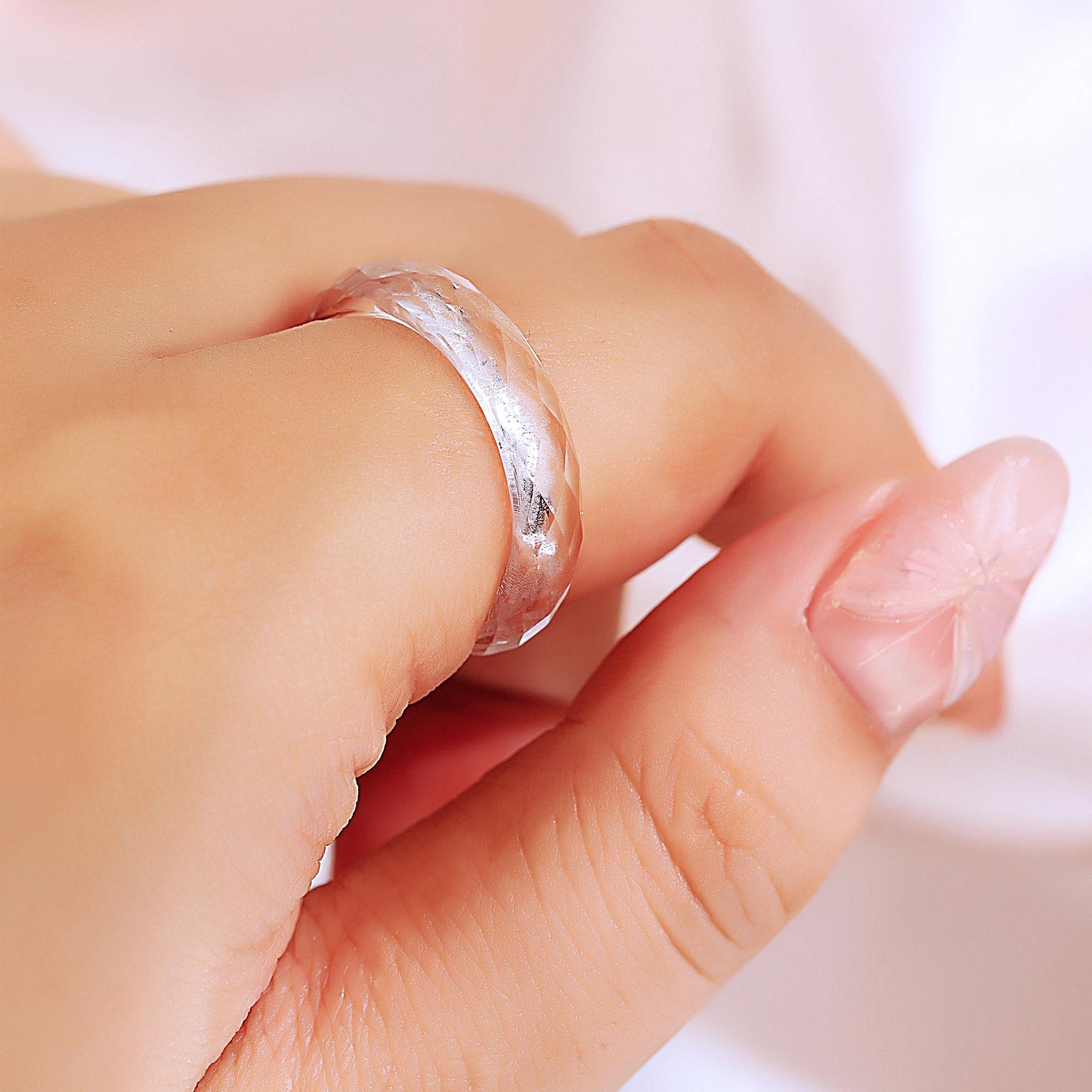 Eme jewe Bague en saphir blanc cultivé en laboratoire adaptée à un usage quotidien.