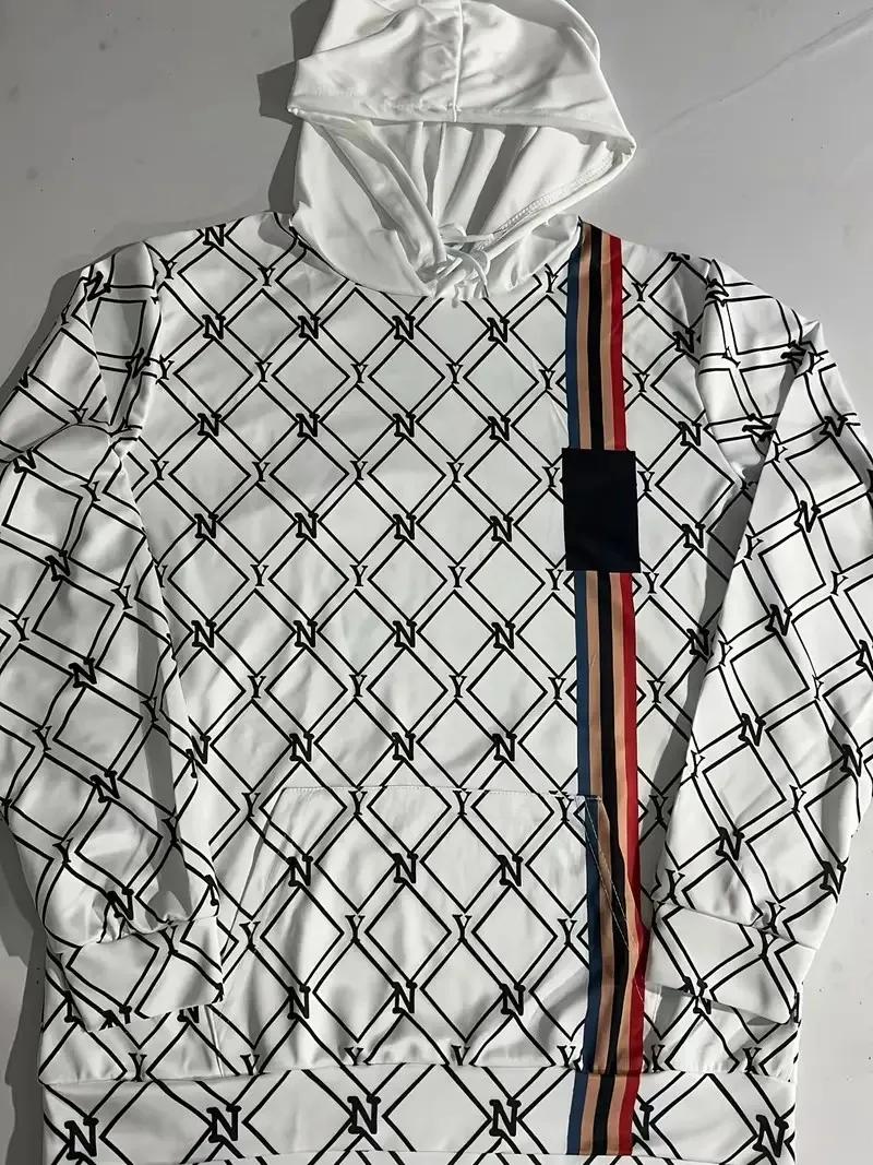 Le nouvel ensemble pour hommes pour le printemps et l'automne 2025 présente une impression de motifs