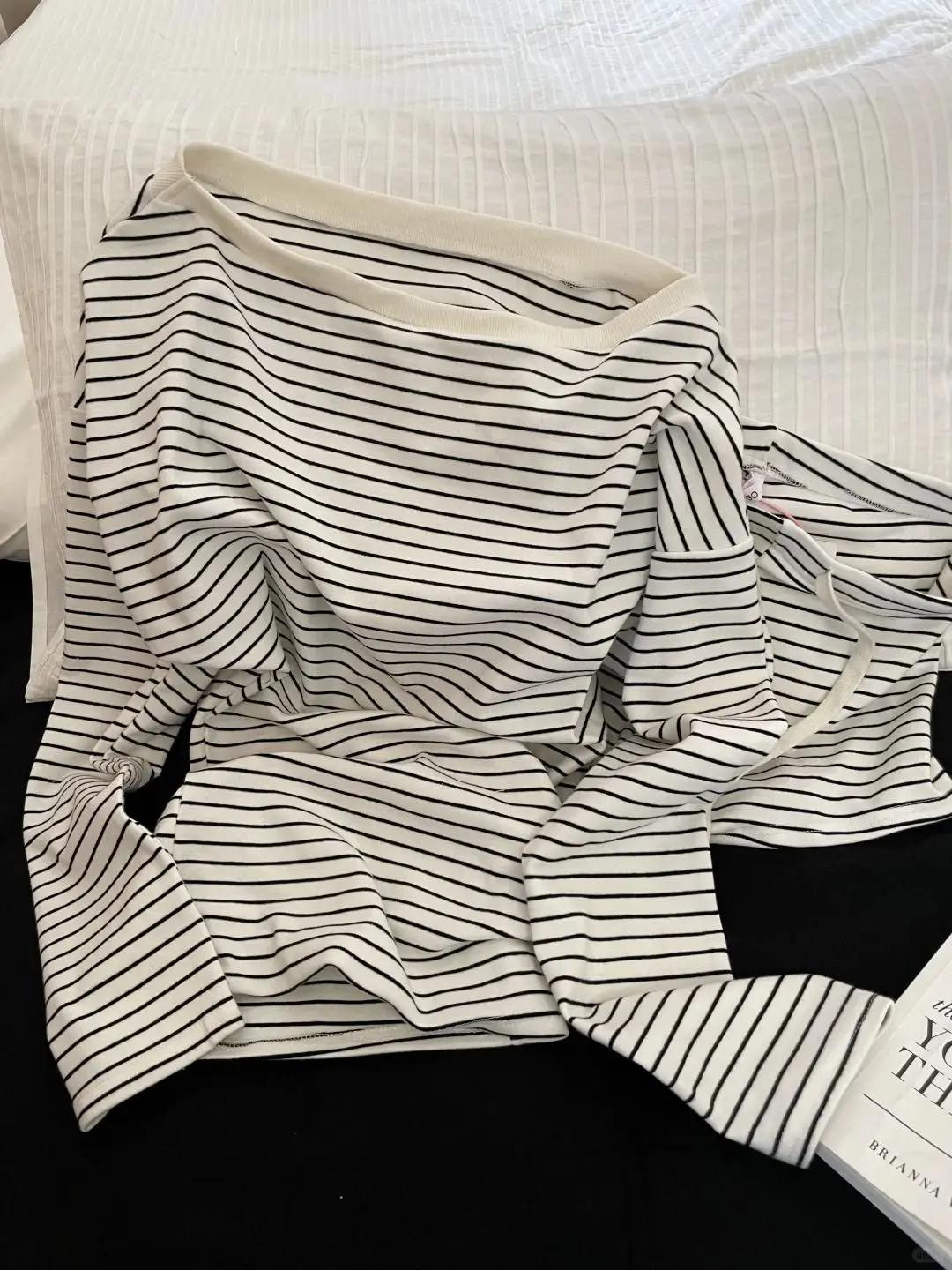 Pyjama à manches longues de style coréen, avec rayures noires et blanches et shorts à épaules dénudé