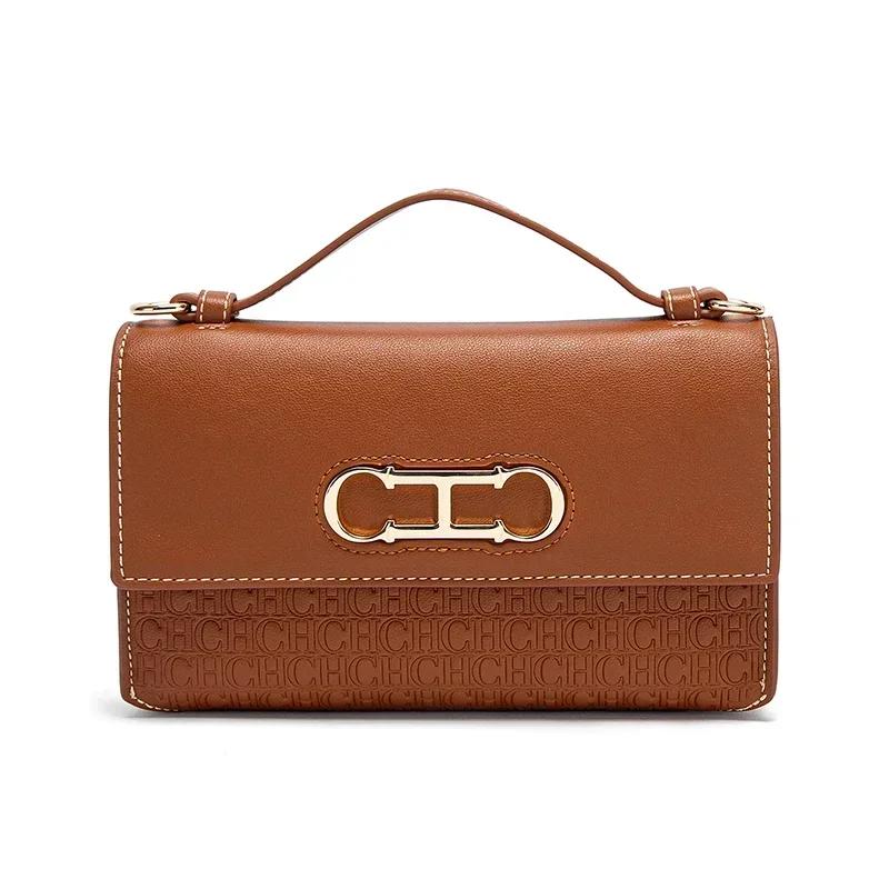 Sac à main en cuir premium CH avec monogramme en relief, fermoir métallique, poignée portable, silho