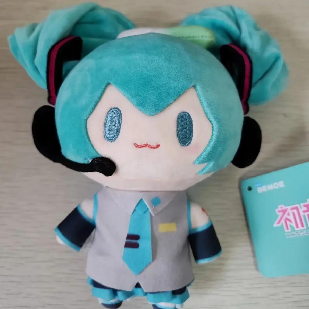 Hatsune Miku Fufu poupée en peluche présente des cadeaux d'anniversaire autour de la poupée mignonne