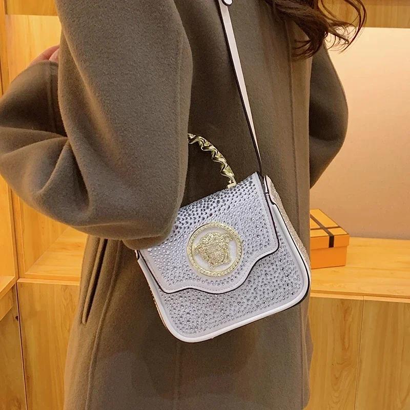 Pochette classique inspirée des créateurs, convertible en sac bandoulière, avec un style parisien et