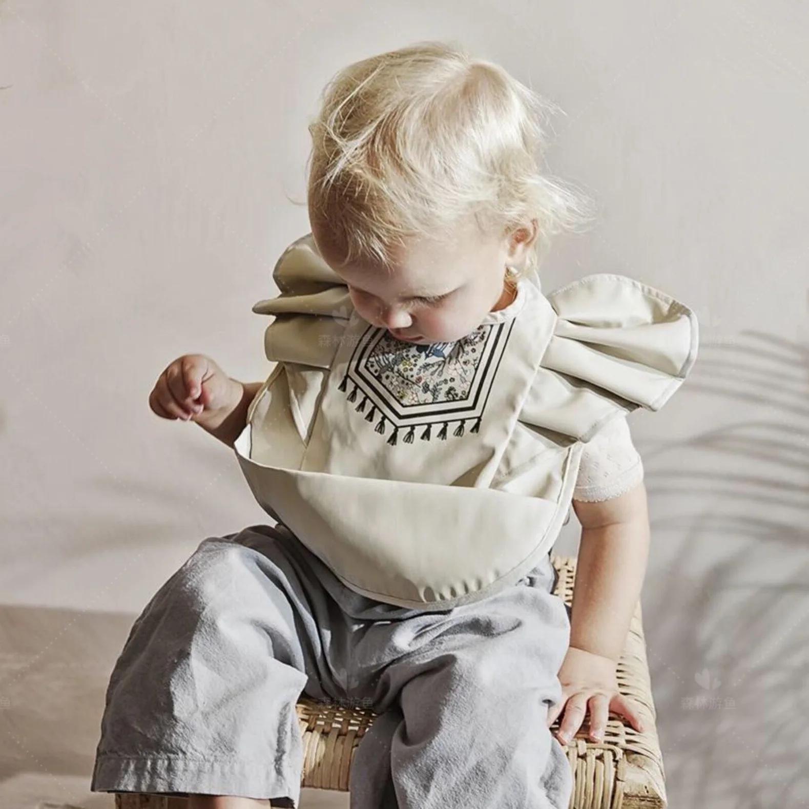 INS Style nordique bavoirs bébé imperméable à manches courtes avec poche alimentation bavoir impermé