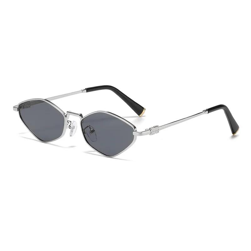 Lunettes de soleil en métal en forme de losange tendance pour femmes, polyvalentes pour la photograp
