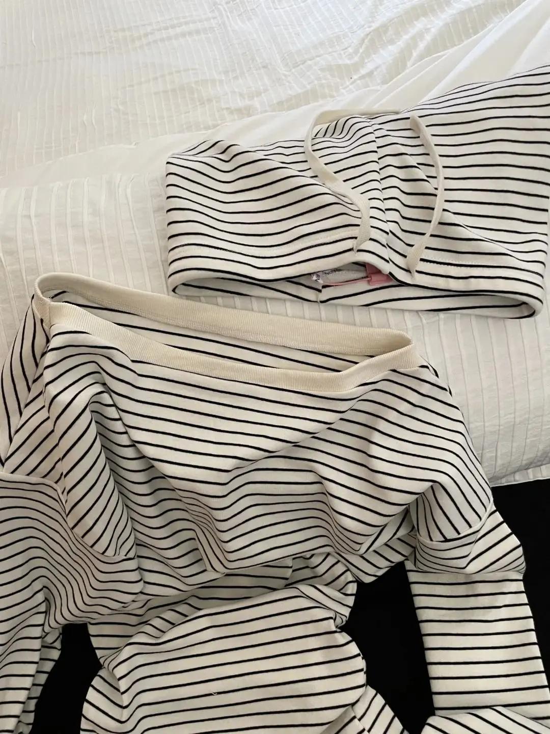Pyjama à manches longues de style coréen, avec rayures noires et blanches et shorts à épaules dénudé