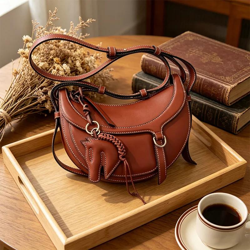 Nouveau sac à bandoulière et sac croisé demi-lune en cuir véritable pour femme 2026, idéal pour le q