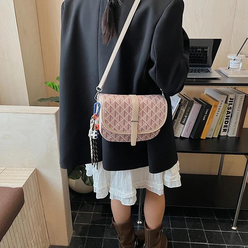 Sac seau élégant en Faux cuir pour femmes, fermeture à cordon avec détail de pompon, taille compacte