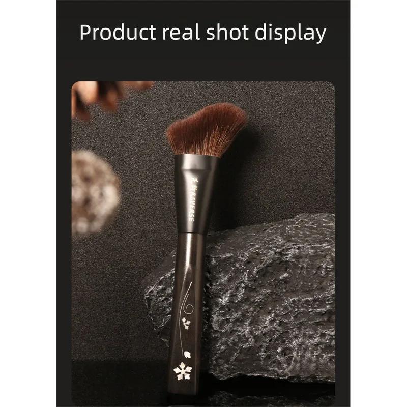 Pinceau de contouring REVERSE/ Reverse Age S67, forme ondulée, s'adapte au contour du visage, pincea