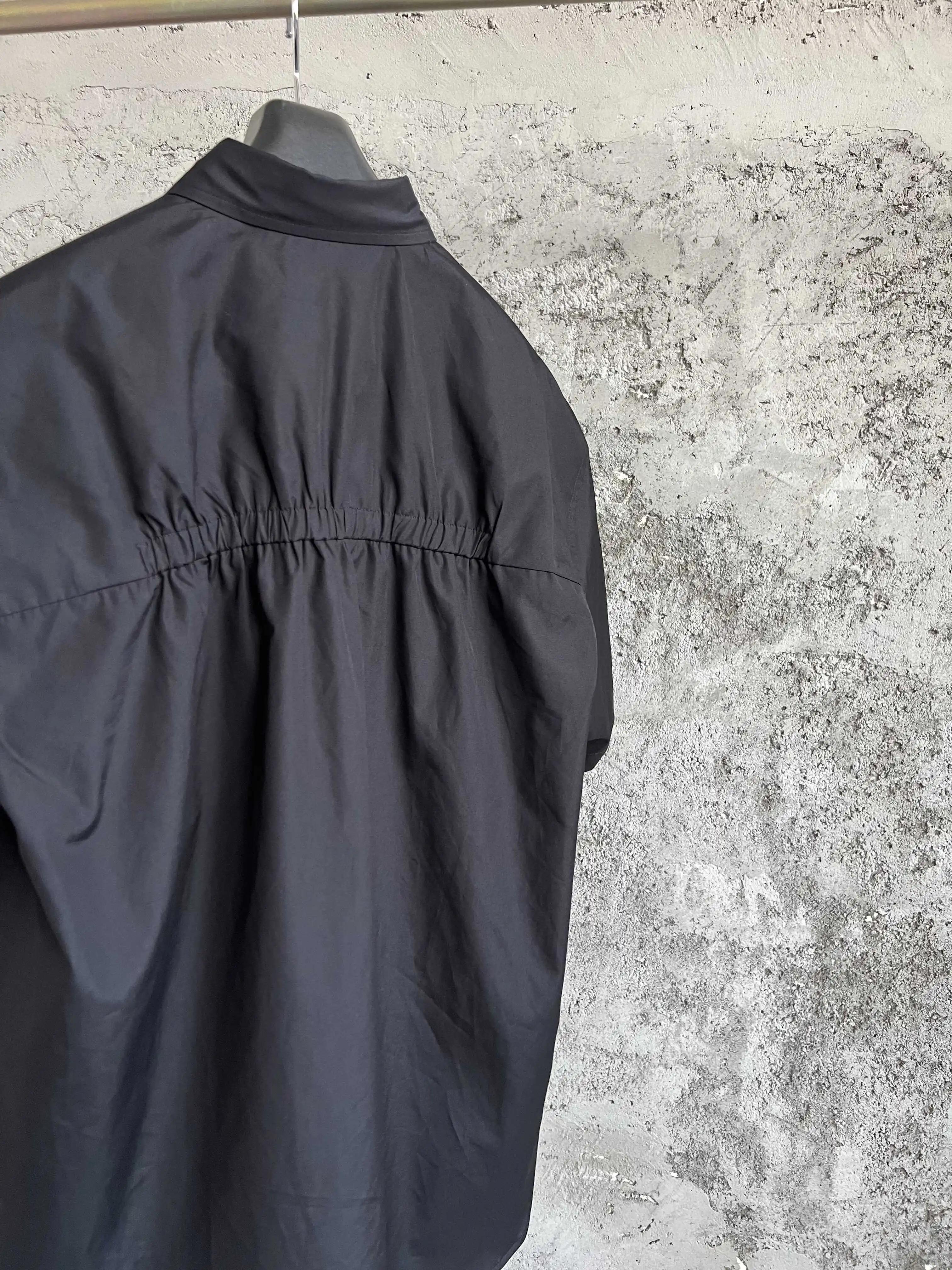 Un niche de créateurs originaux de chemises à manches courtes avec une silhouette de manches cinq-qu