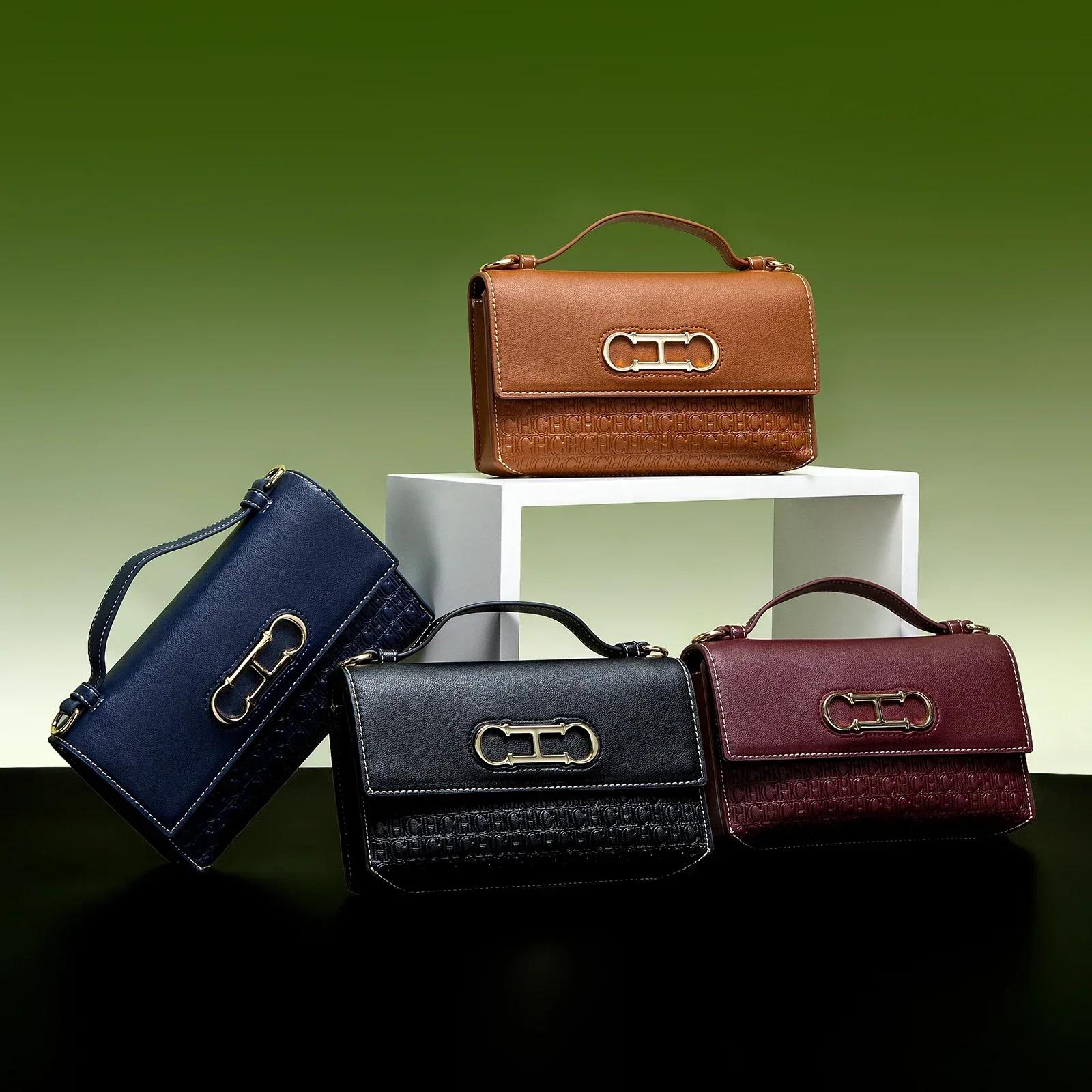 Sac à main en cuir premium CH avec monogramme en relief, fermoir métallique, poignée portable, silho