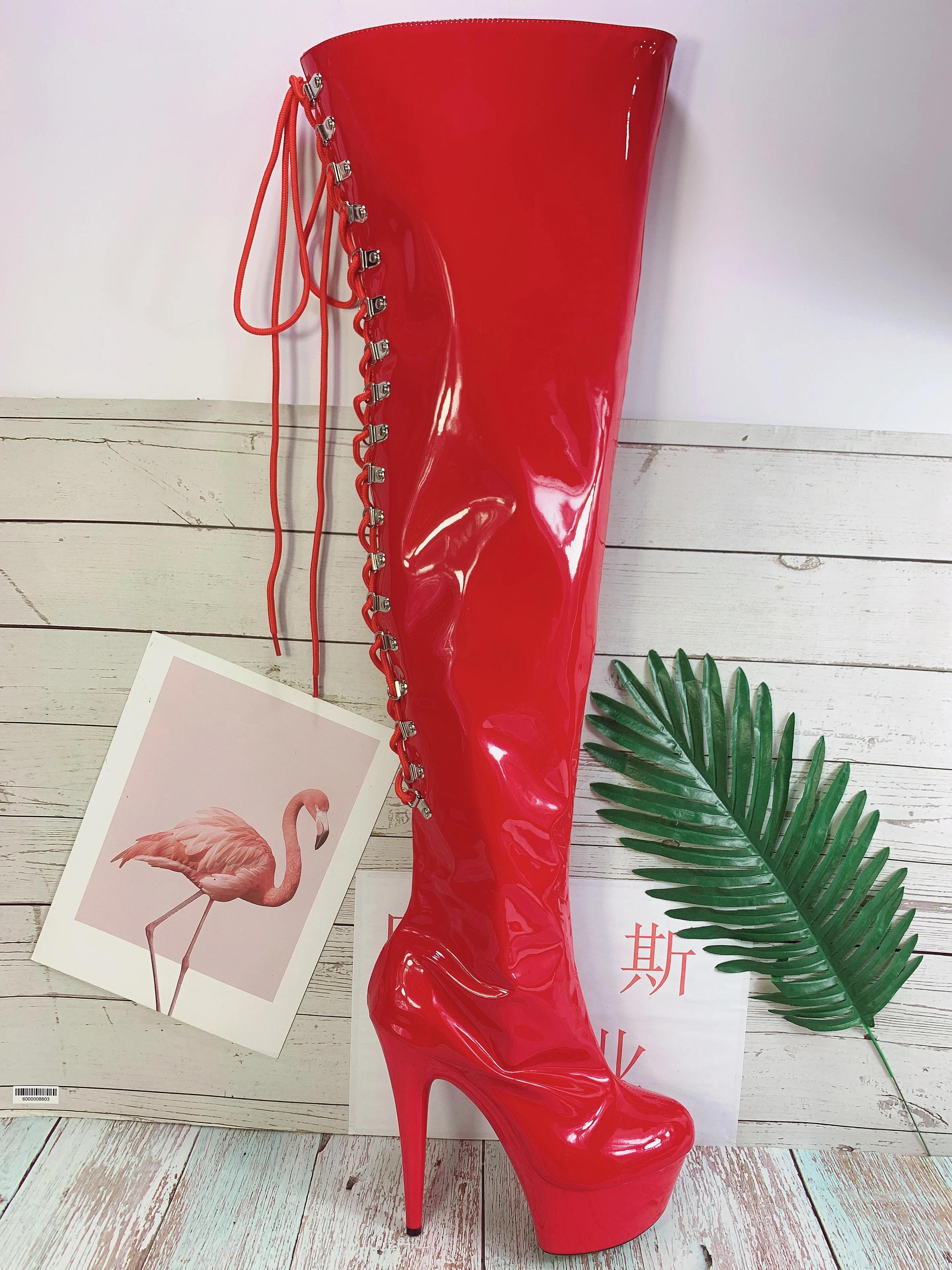 Talons hauts de 15 cm, cuissardes, avec une sangle croisée au dos, spectacle de danse pôle de club s