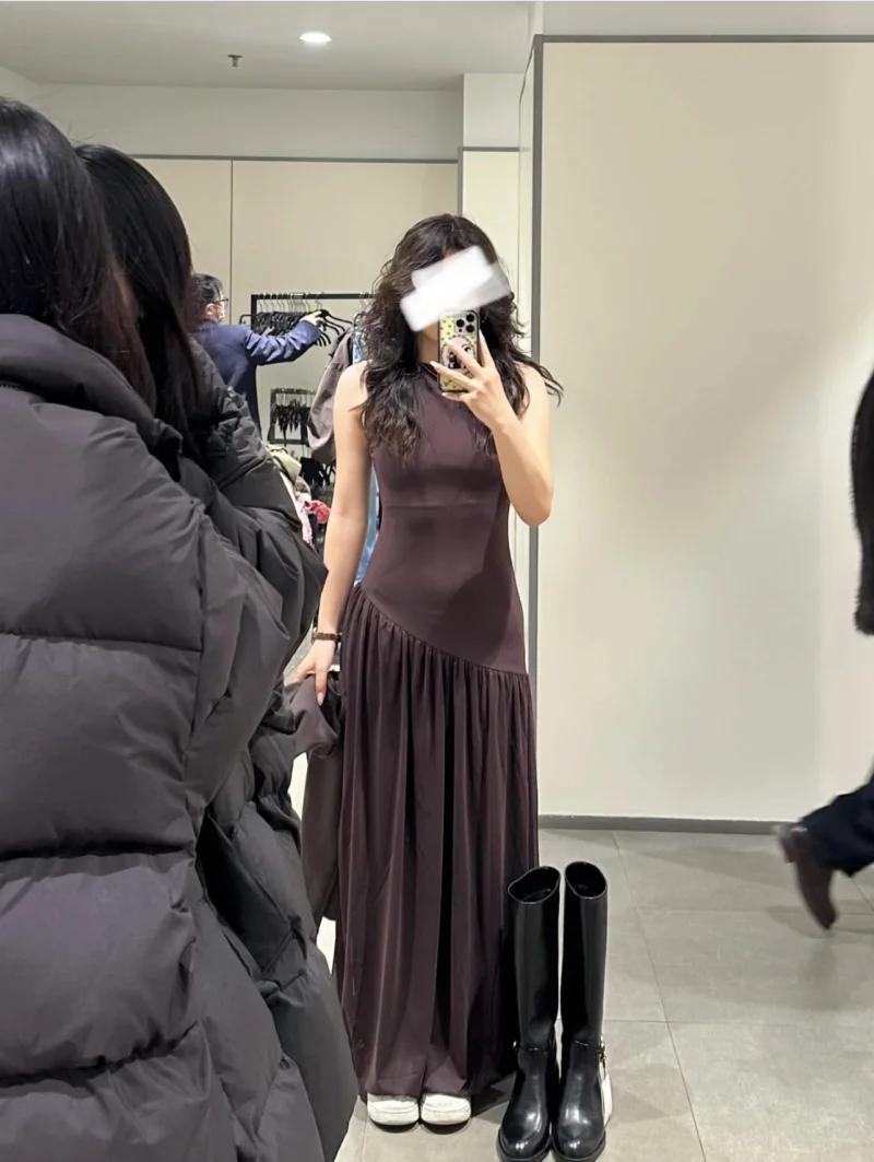 Robe mi-longue plissée marron sans manches à col montant pour femme ETJ, coupe fluide, style minimal