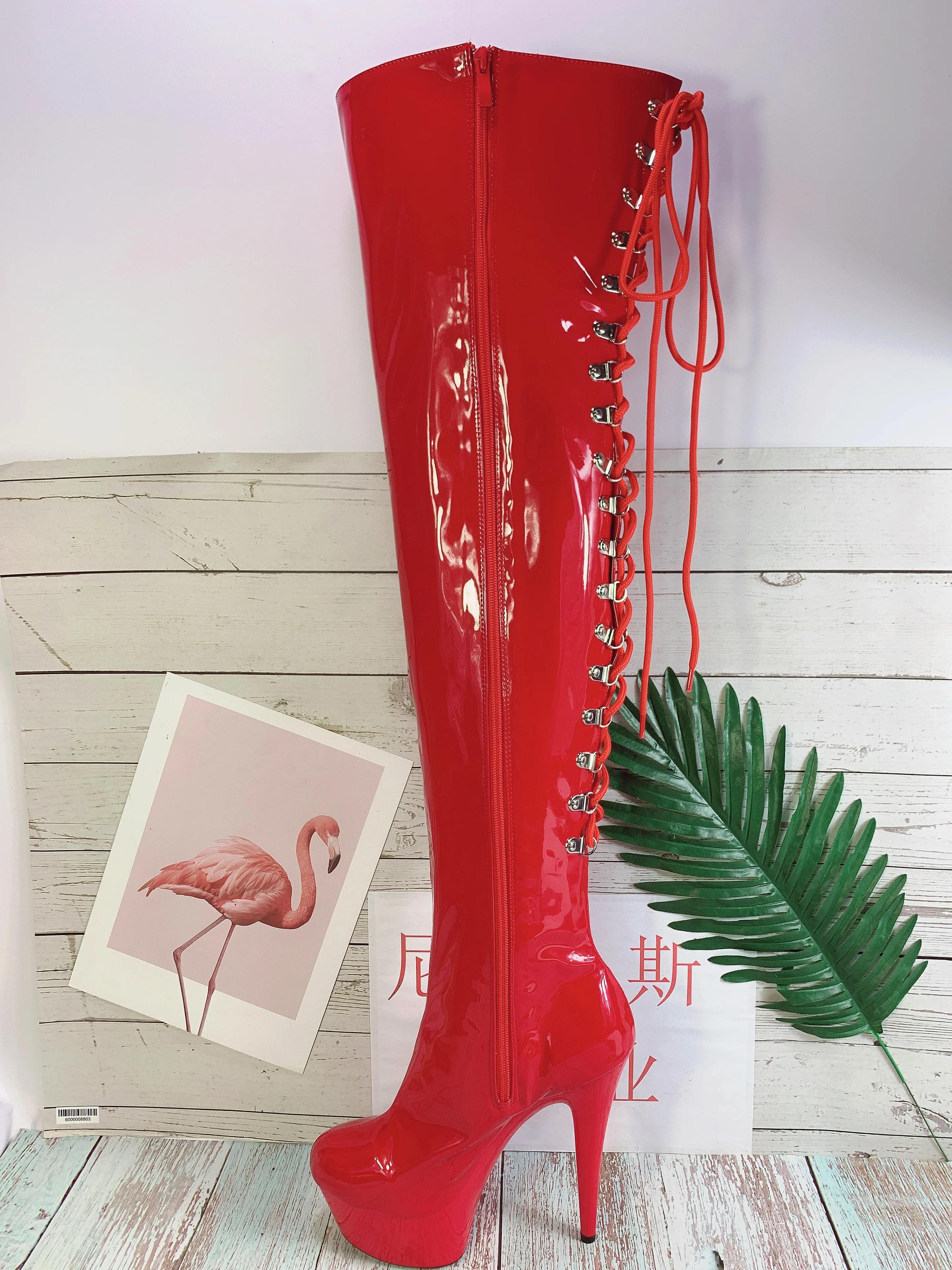 Talons hauts de 15 cm, cuissardes, avec une sangle croisée au dos, spectacle de danse pôle de club s
