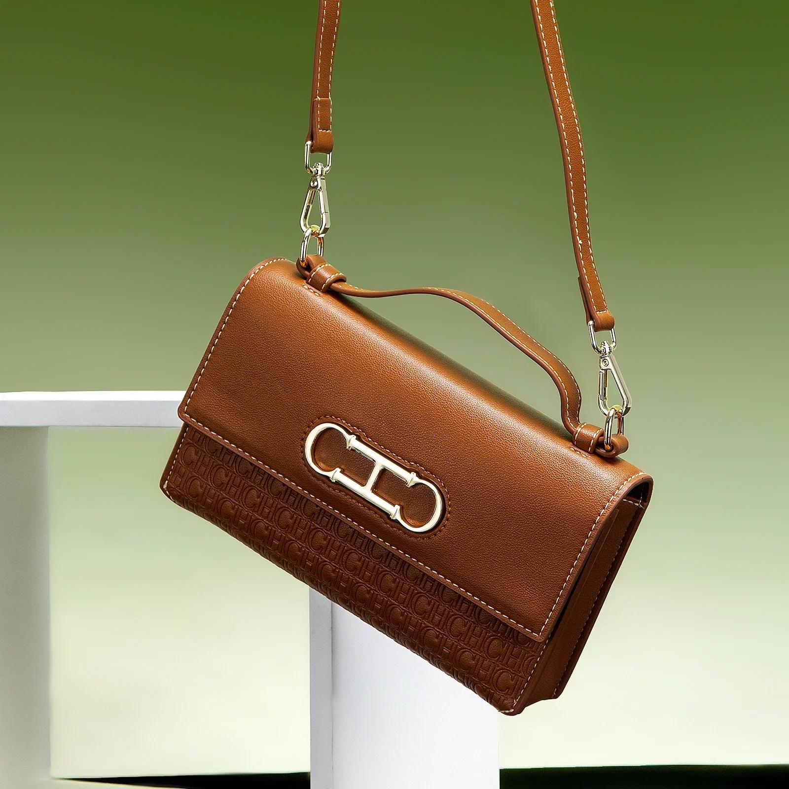 Sac à main en cuir premium CH avec monogramme en relief, fermoir métallique, poignée portable, silho