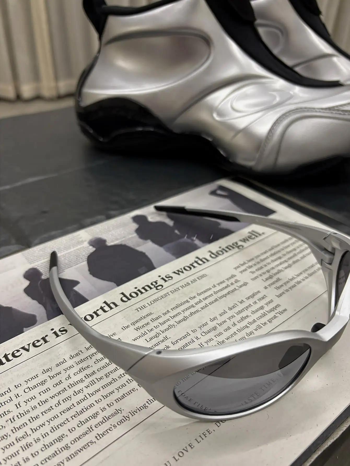 Lunettes de style avant-gardiste Y2K argentées pour la randonnée, le sport sur neige, la technologie