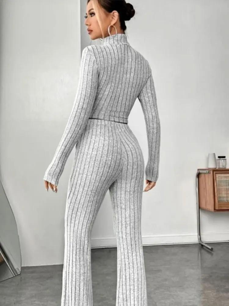 T-shirt nombril à col montant et pantalon trompette