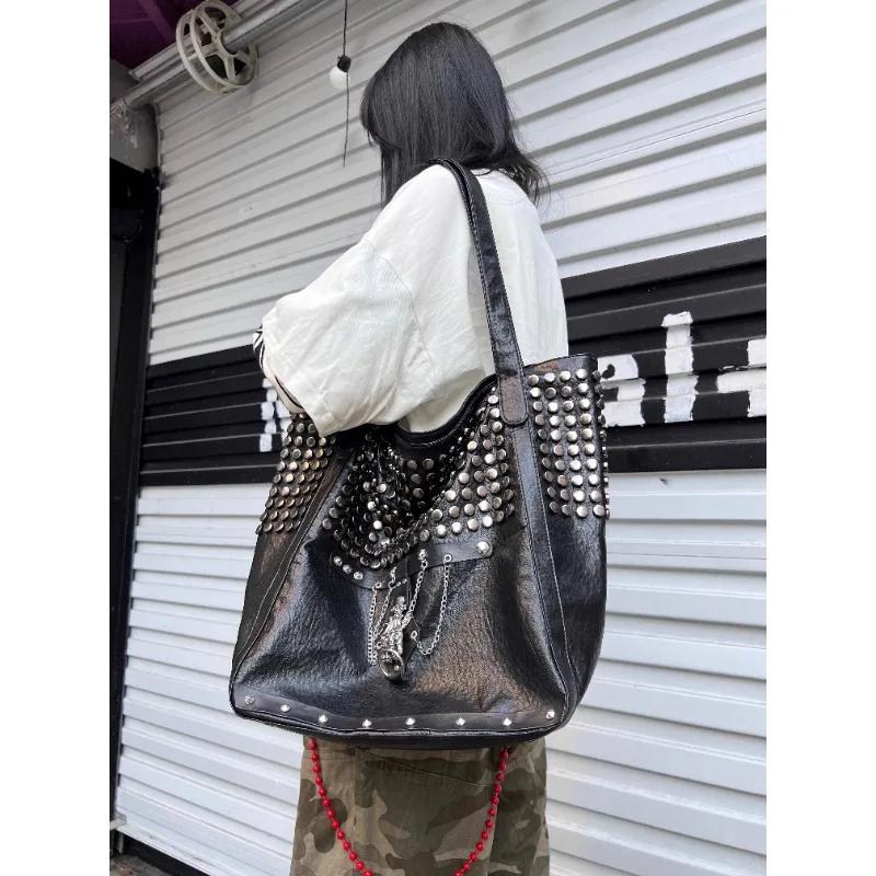Original fait à la main en cuir souple rivets punk sacs crâne chaîne sous-culture polyvalent fourre-