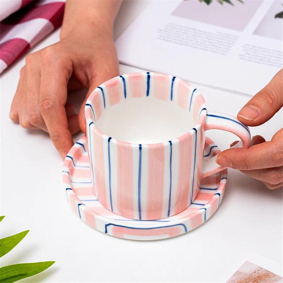 Ensemble de tasses et assiettes dessinées à la main à rayures minimalistes, tasse à café au lait en 
