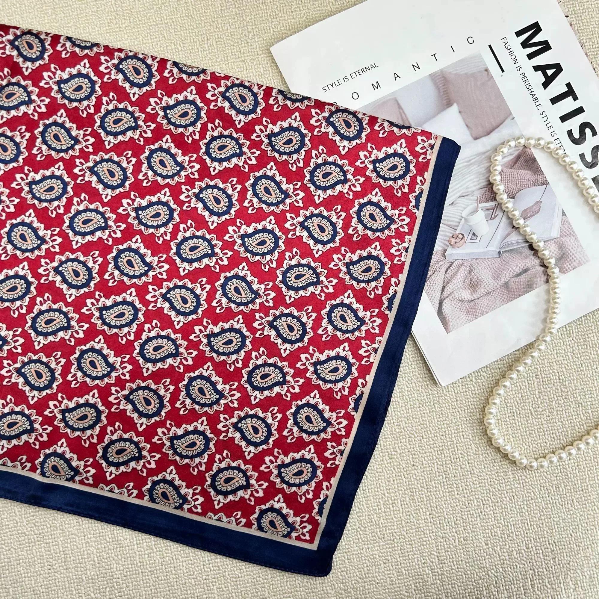 Une écharpe carrée avec motif de cajou muté