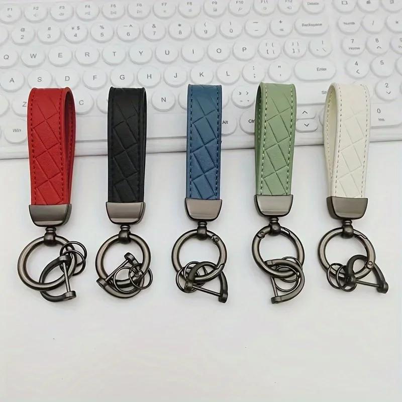 Un porte-clés de voiture pratique et élégant avec anneau en D - un pendentif tendance pour hommes et femmes à accrocher sur leurs clés de voiture
