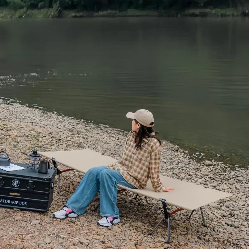 Lit pliant de camping en plein air