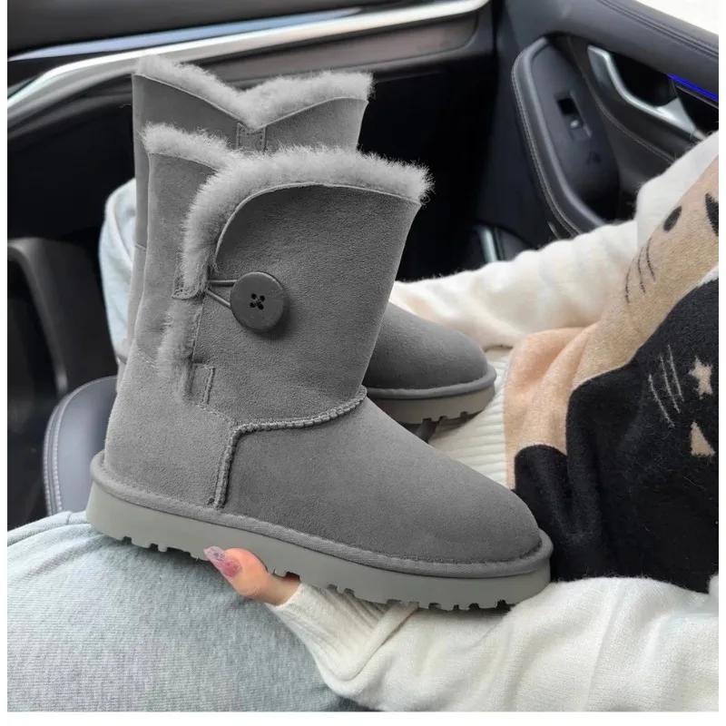 Une paire de bottes de neige en pure peau de mouton et laine pour femme