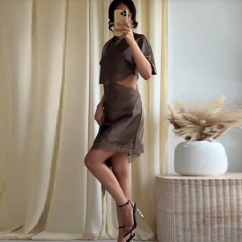 Robe Courte Sophistiquée et Sexy en Satin avec Dentelle et Découpes pour Femme – Tenue Chic et Décon