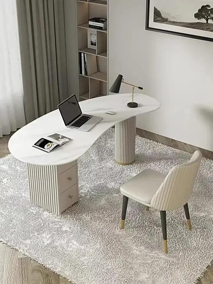 Une bureau d'ordinateur de bureau irrégulier en dalle de roche de luxe légère, bureau design, salon