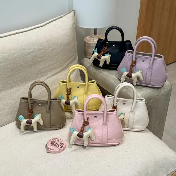 Sacs à langer tendance et uniques de créateurs parisiens pour femmes, sacs à bandoulière élégants en