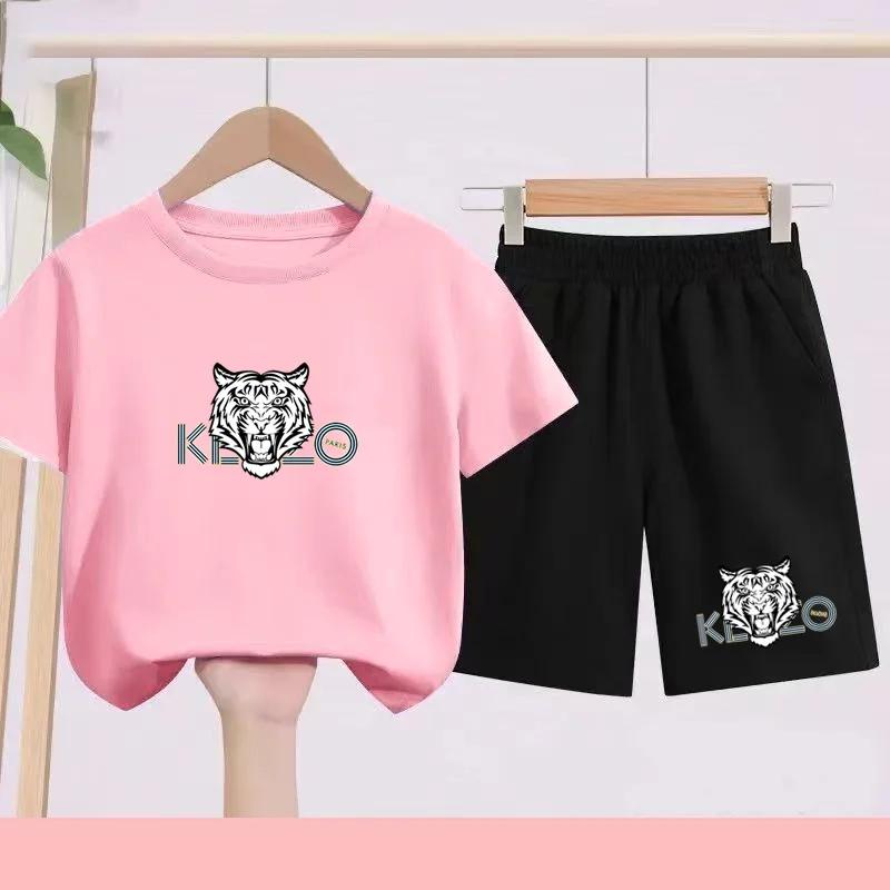 T-shirts d'été noirs et blancs pour enfants, associés à des tenues de sport respirantes et à séchage