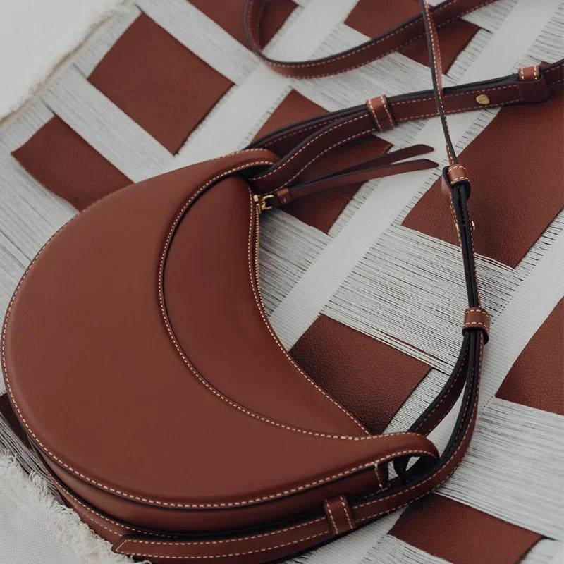 Sac à bandoulière pour femme en cuir véritable, style croissant, design original avec fermeture écla