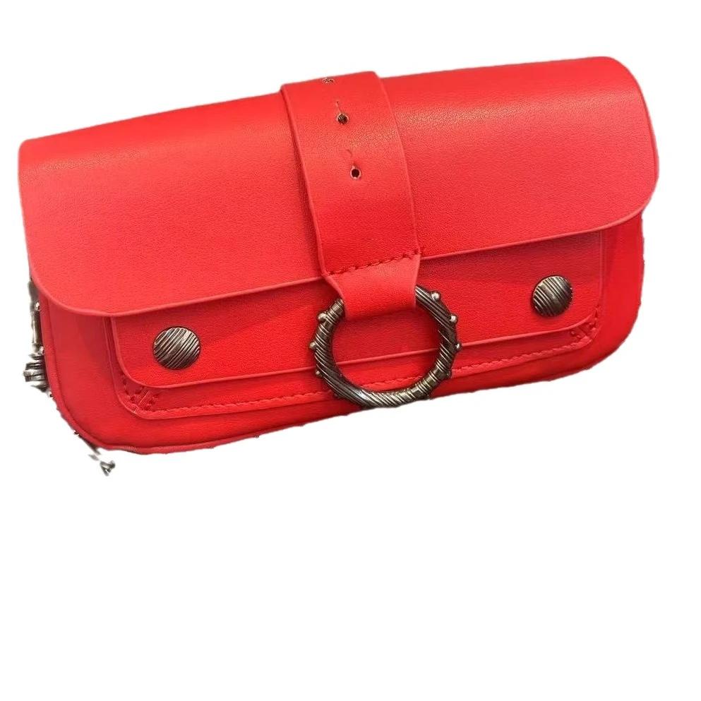 Un design français classique avec des rivets circulaires, un mini sac de poitrine simple et polyvale