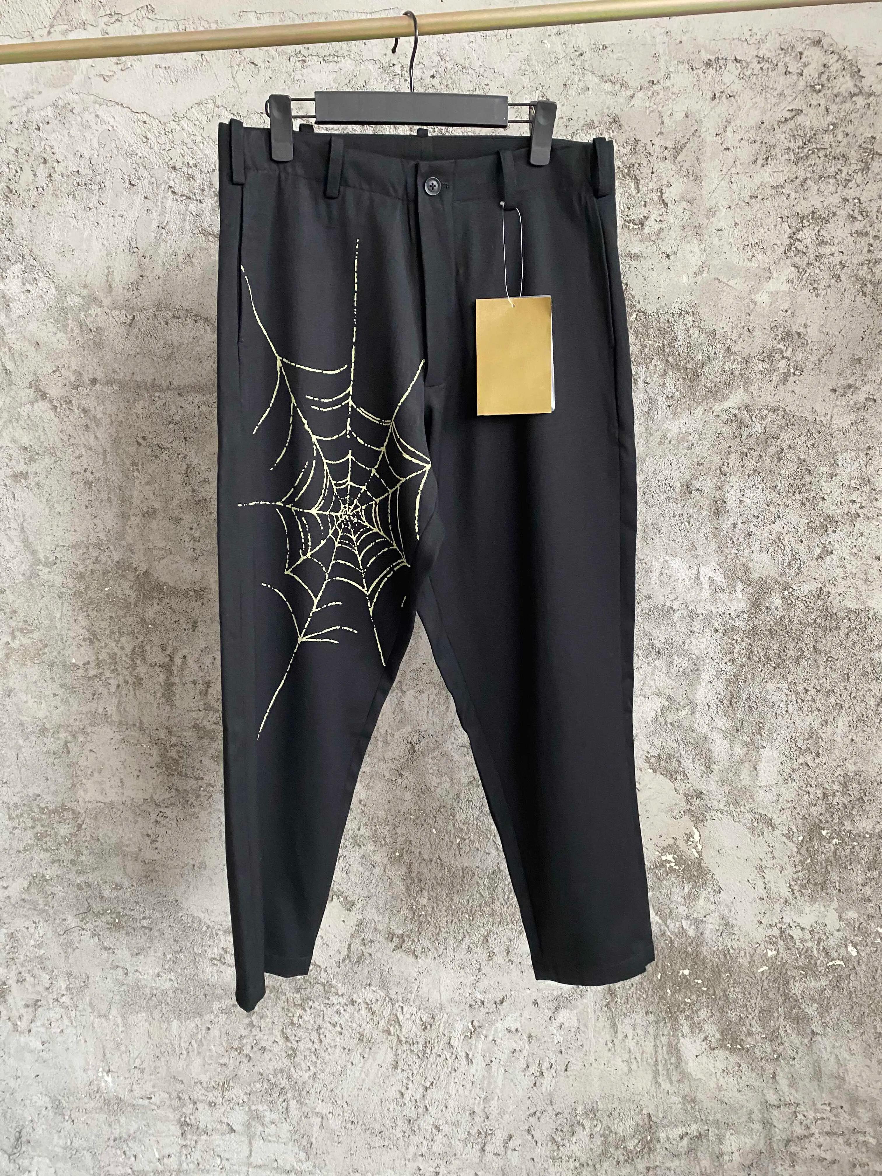Pantalon conique noir en gabardine imprimé toile d'araignée, pantalon Harun