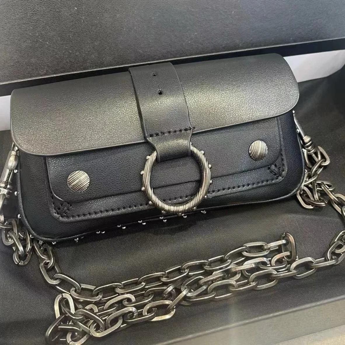Un design français classique avec des rivets circulaires, un mini sac de poitrine simple et polyvale