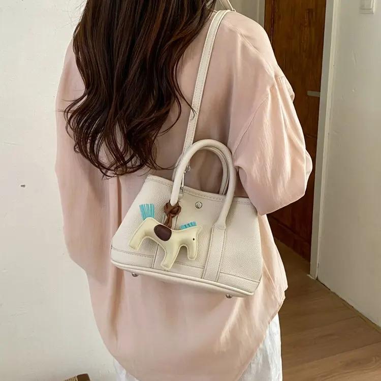 Sacs à langer tendance et uniques de créateurs parisiens pour femmes, sacs à bandoulière élégants en