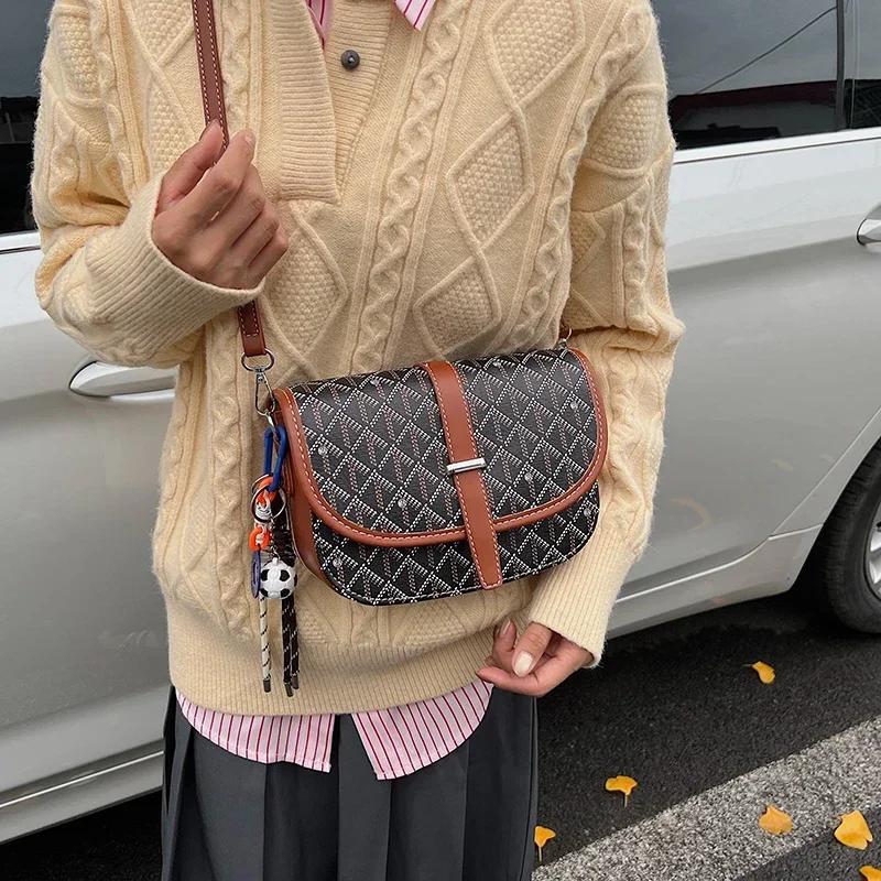 Sac seau élégant pour femme en similicuir avec fermeture à cordon et détail pompon, taille compacte