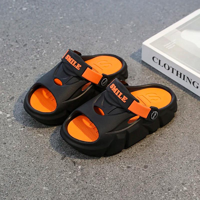 Une paire de chaussons d'été à bout ouvert pour enfants, chaussures de plage douces, confortables et
