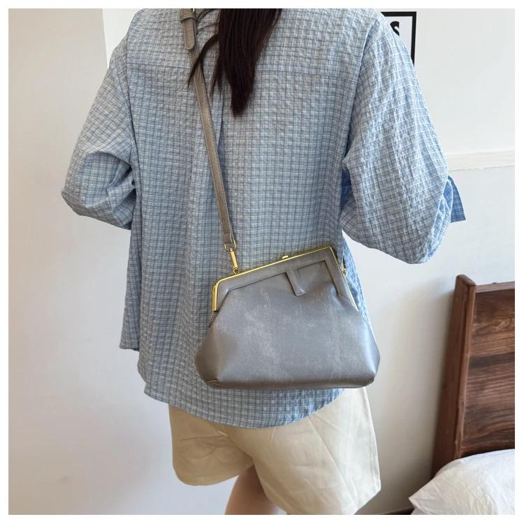 Sac à couches spacieux et tendance avec une grande ouverture pour un accès rapide aux articles lorsq