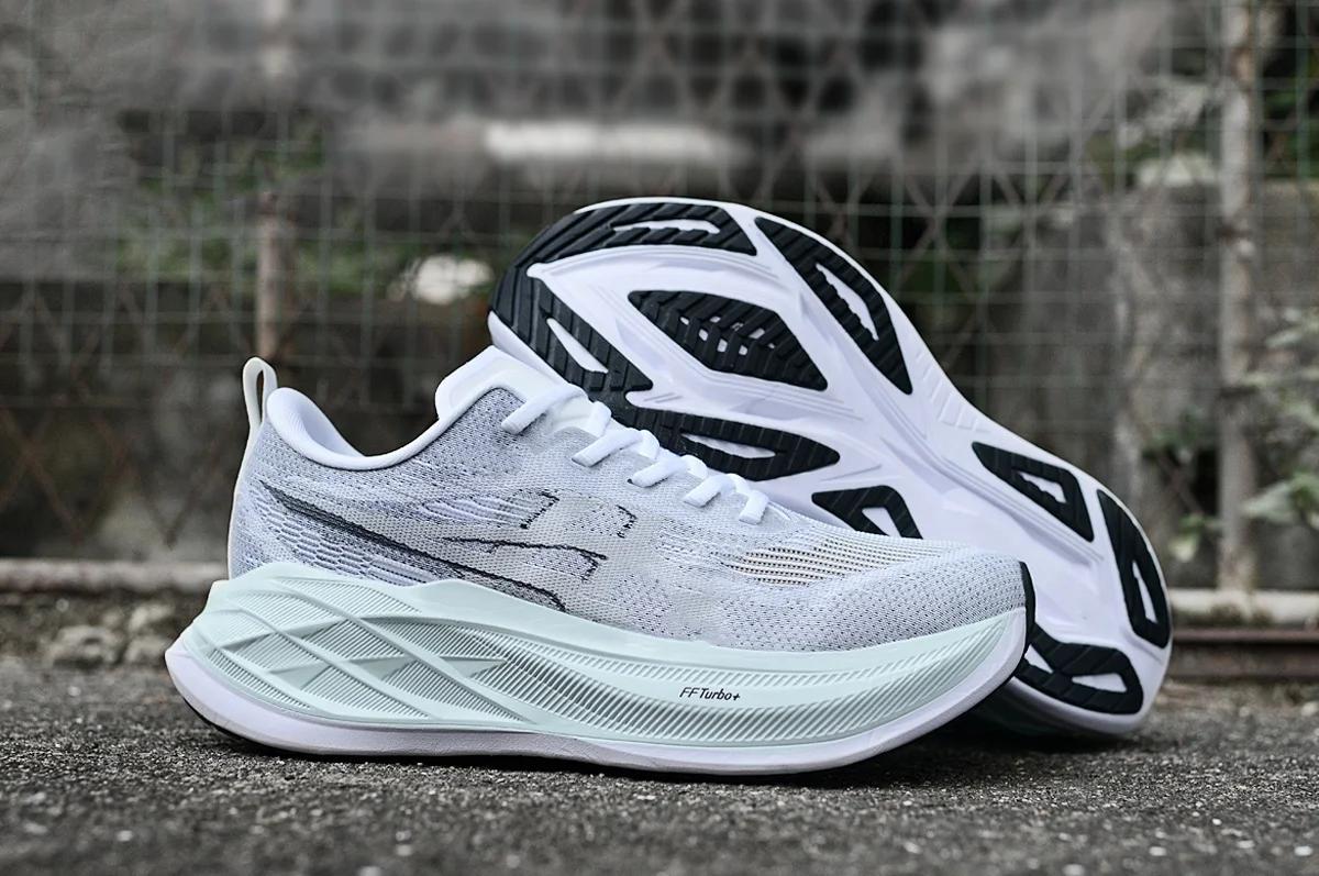 New Men Women Comfortable Runner Shoes Unisex Breathable Ultralight Outdoor Running Casual Sneakers