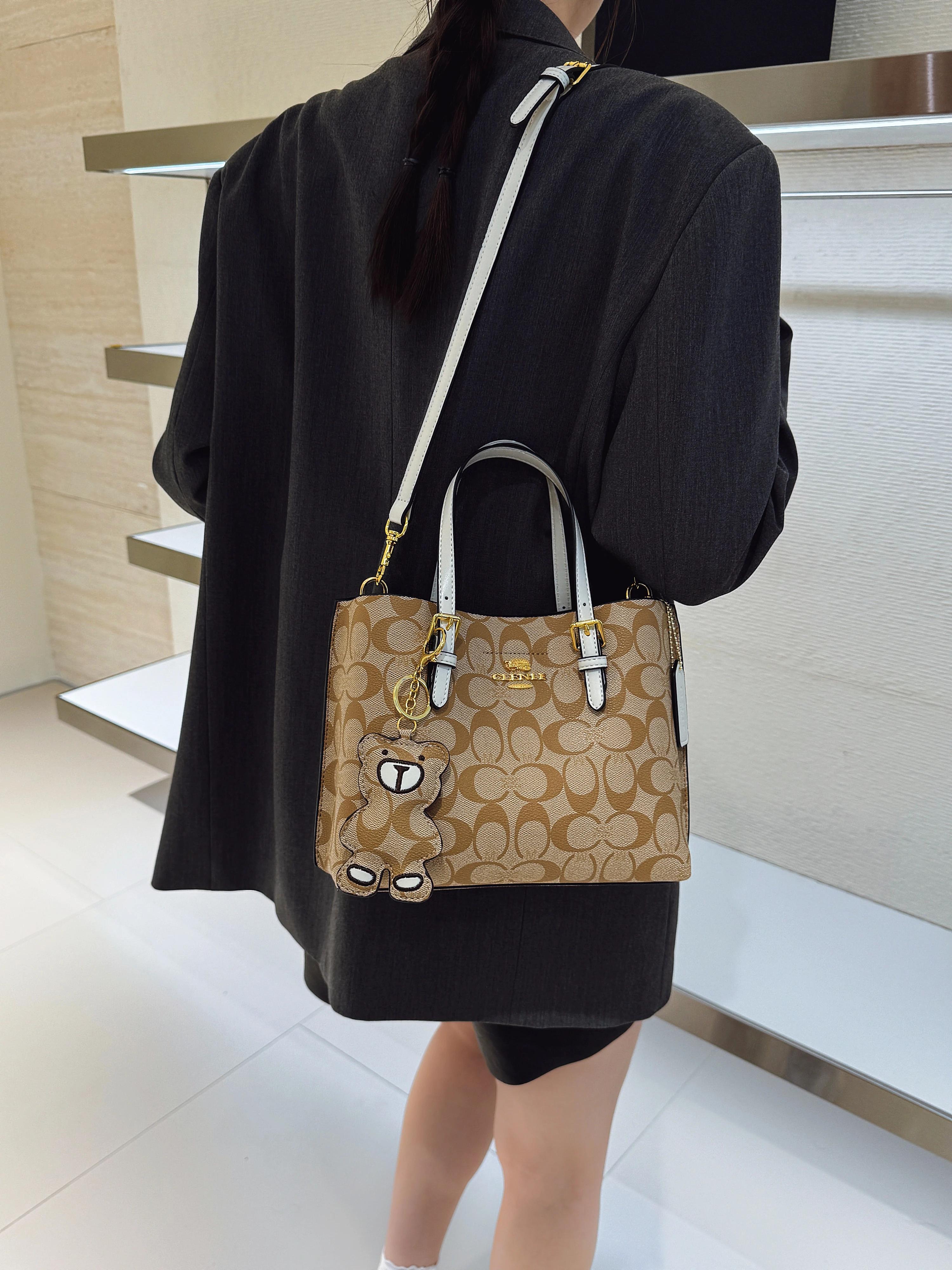 Sac à langer en cuir texturé de luxe avec un design classique et un intérieur spacieux, parfait pour