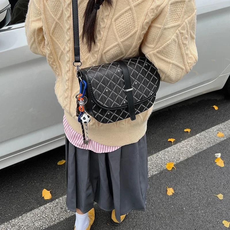 Sac seau élégant pour femme en similicuir avec fermeture à cordon et détail pompon, taille compacte