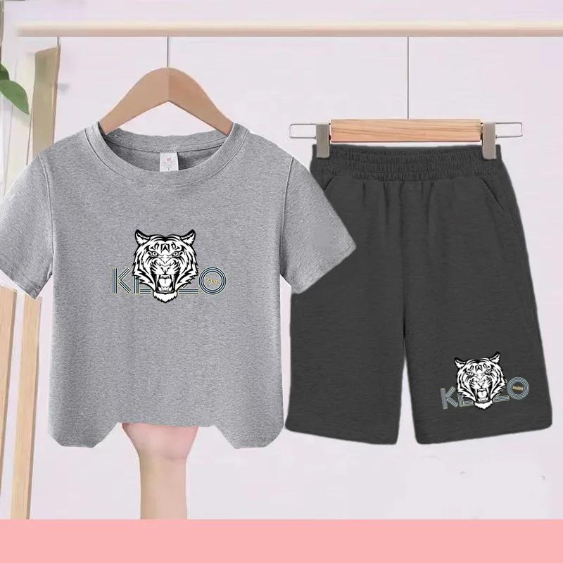 T-shirts d'été noirs et blancs pour enfants, associés à des tenues de sport respirantes et à séchage