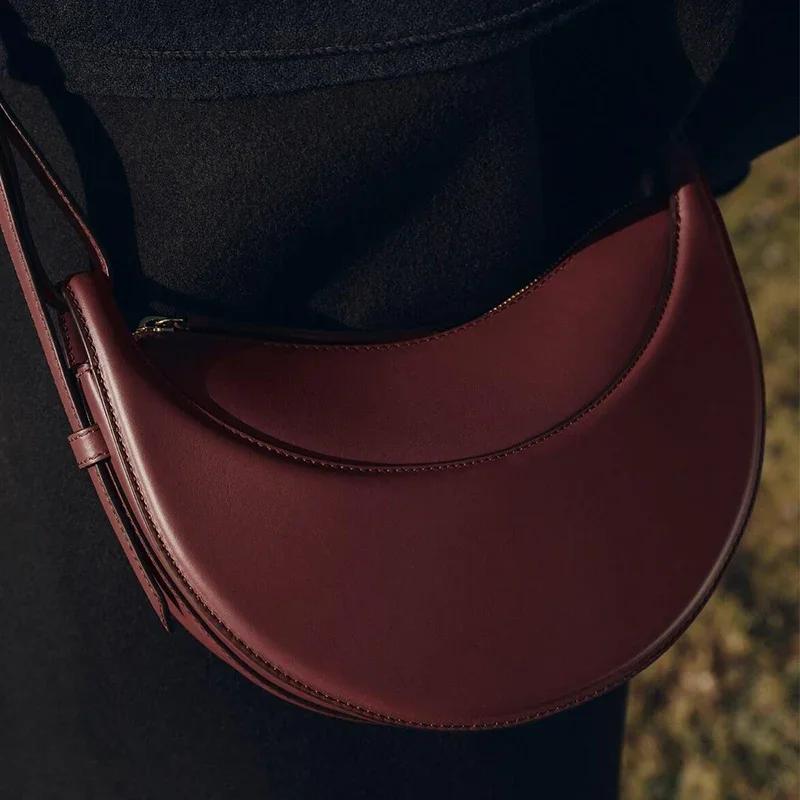 Sac à bandoulière pour femme en cuir véritable, style croissant, design original avec fermeture écla
