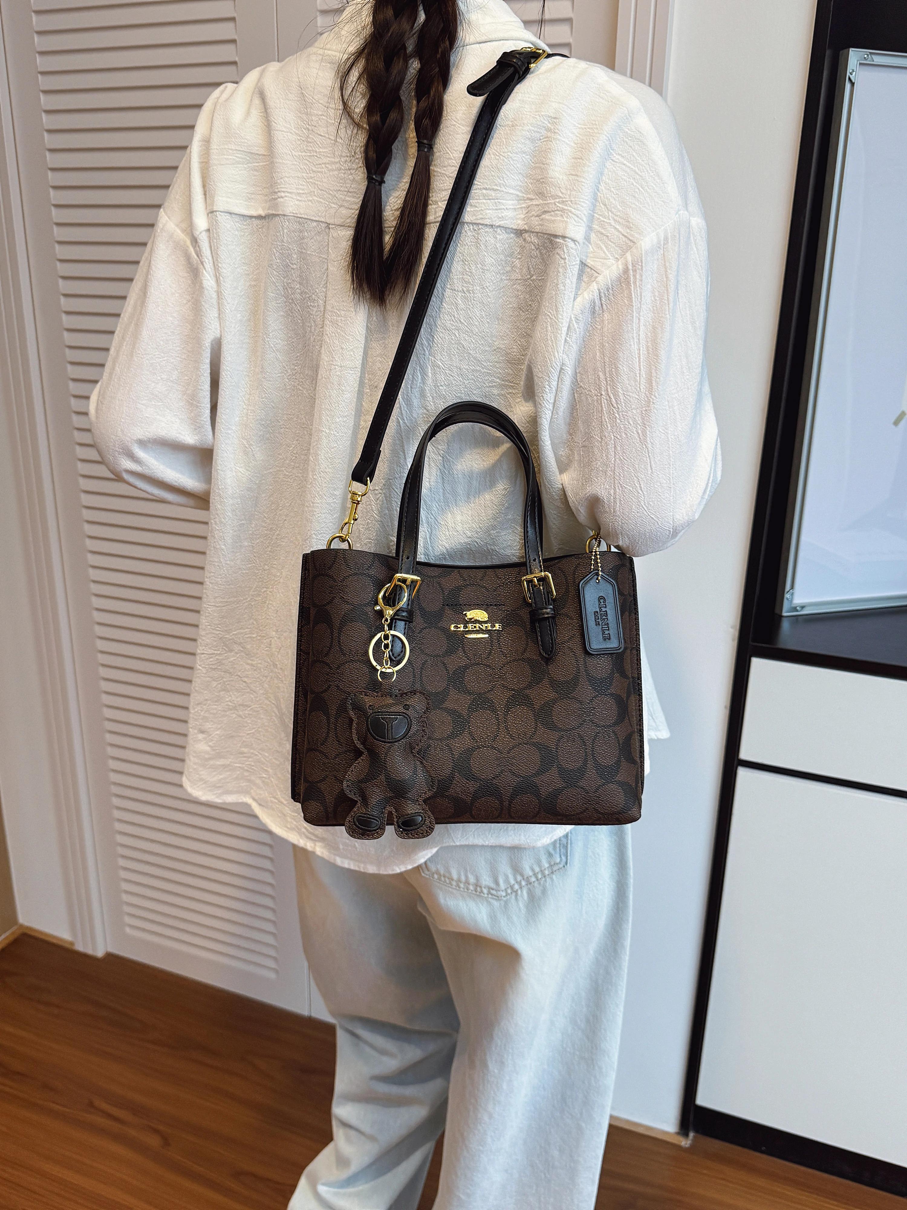 Sac à langer en cuir texturé de luxe avec un design classique et un intérieur spacieux, parfait pour