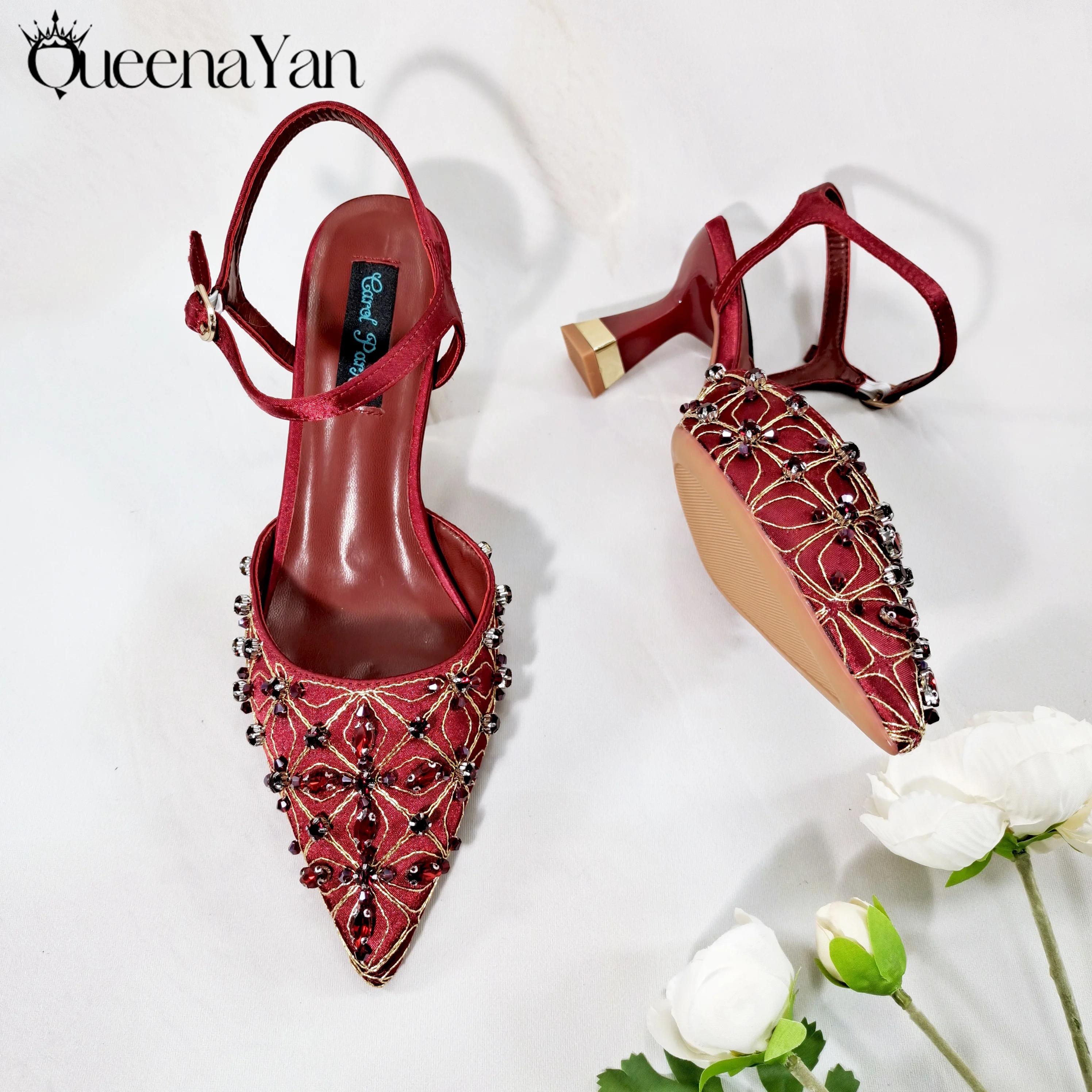Queena Yan Le meilleur cadeau : Chaussures à bout pointu avec perles brodées au design doux Sandales