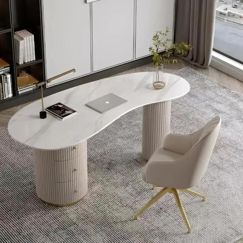 Une bureau d'ordinateur de bureau irrégulier en dalle de roche de luxe légère, bureau design, salon