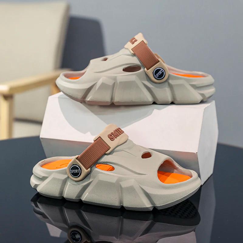 Une paire de chaussons d'été à bout ouvert pour enfants, chaussures de plage douces, confortables et