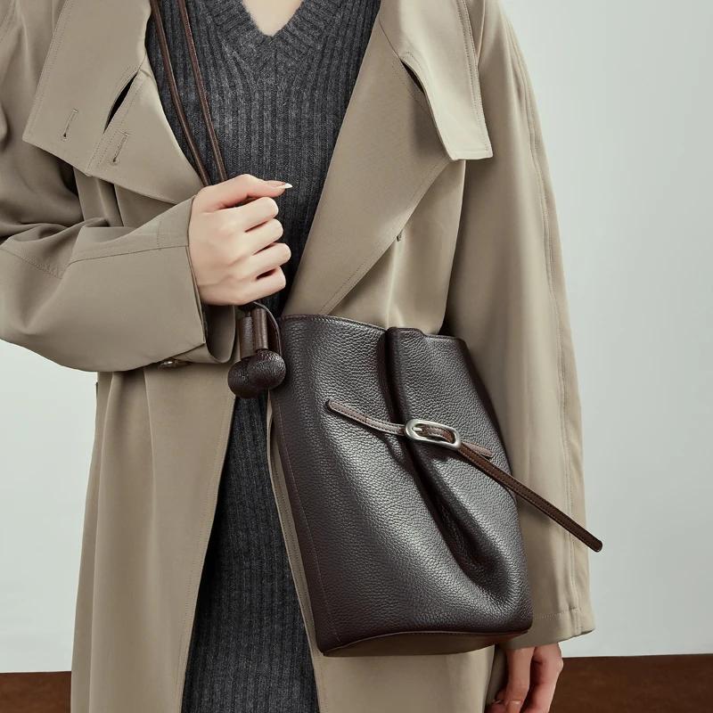 BURMINSA Sacs seau de luxe en cuir véritable pour femmes, sacs à bandoulière minimalistes de créateu