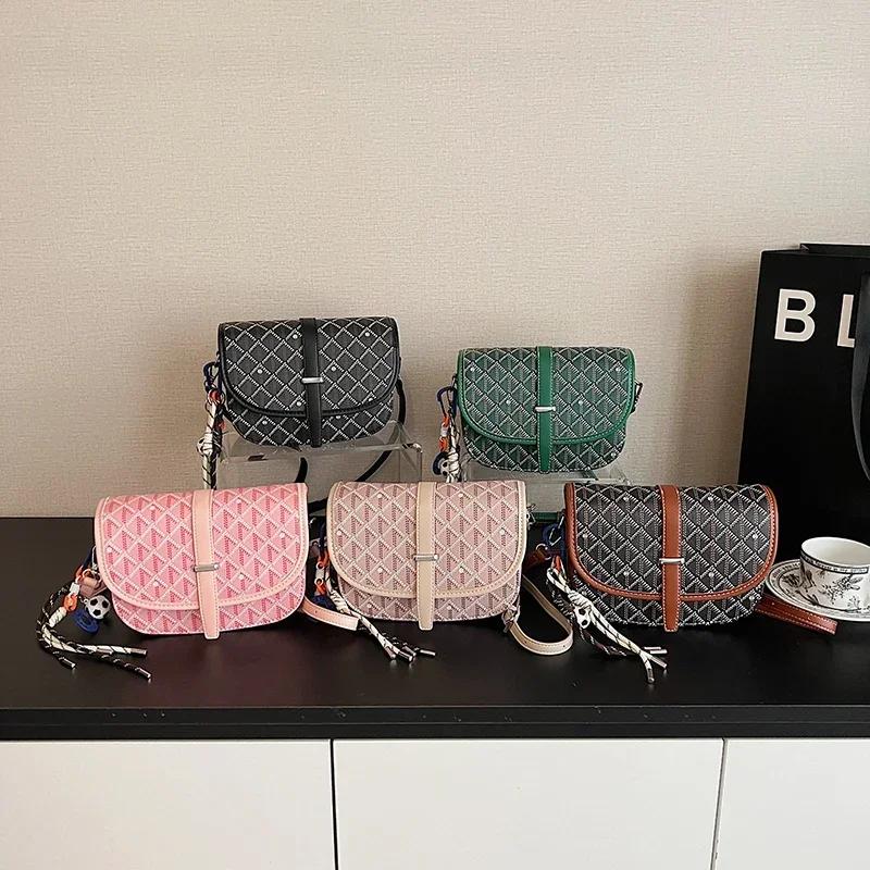 Sac seau élégant pour femme en similicuir avec fermeture à cordon et détail pompon, taille compacte